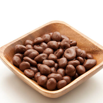 Raisins chocolate in bowl and on white background